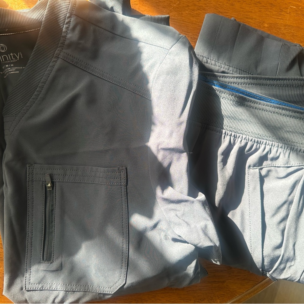 NFINITY by Landau Men’s Gray Scrub Pants & Top. Jogger style - size Medium